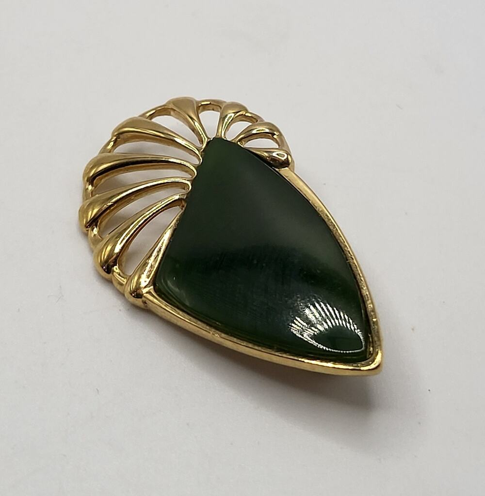 Vintage Green Nephrite Style Stone Brooch Gold Tone Makers Mark 1.5 Inch